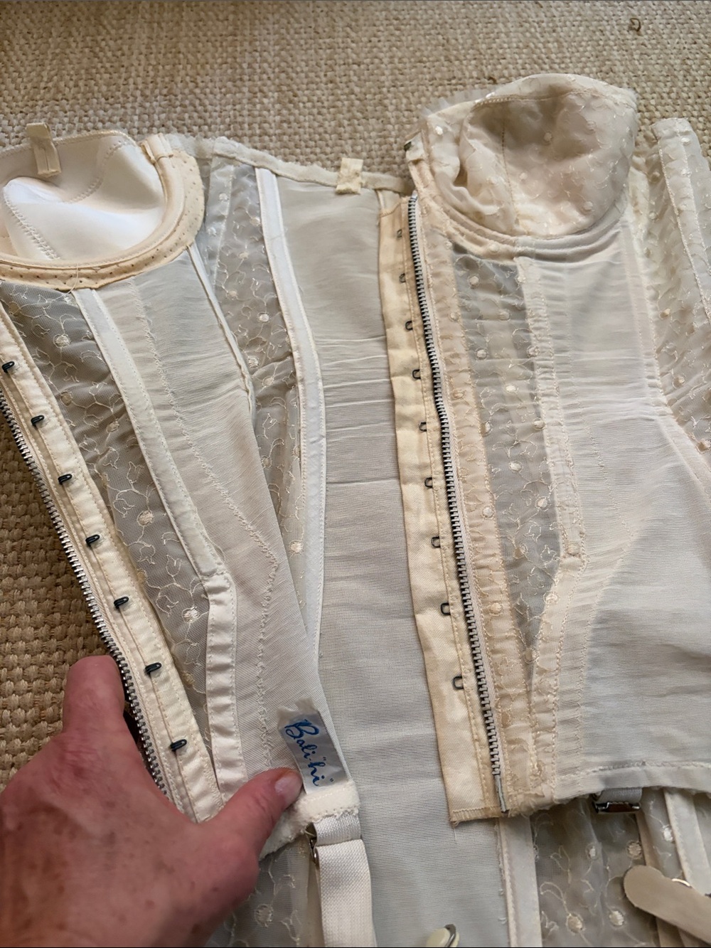 Bali Ivory/Off-White Lace Longline Bustier Corsets (Pair) vintage 1960’s - Picture 7 of 7